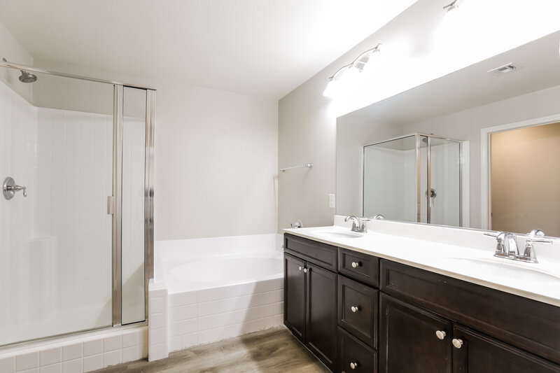 2,125/Mo, 7563 Bethel Cove Ct Las Vegas, NV 89166 Main Bathroom View