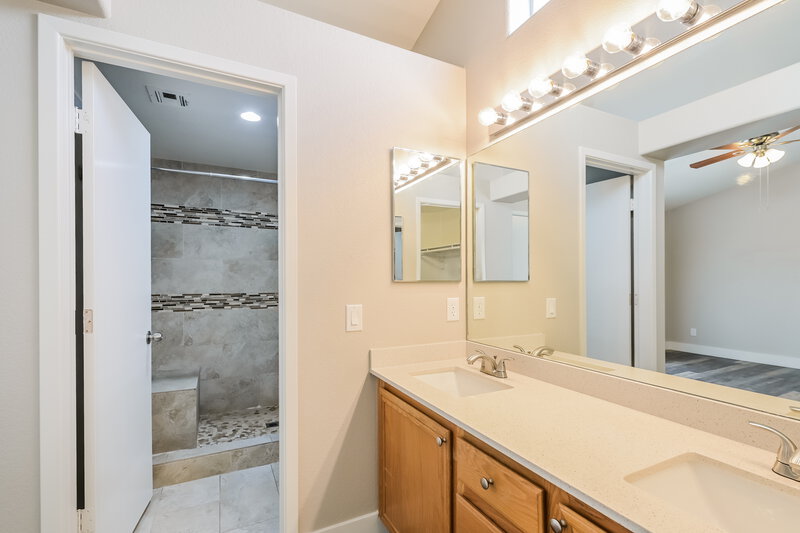 2,130/Mo, 827 Golden Plata Ct Henderson, NV 89015 Main Bathroom View