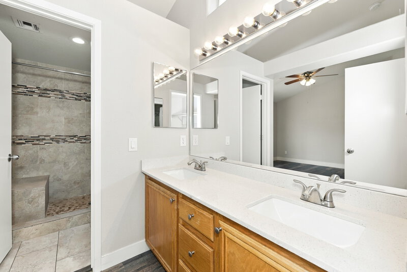 2,150/Mo, 827 Golden Plata Ct Henderson, NV 89015 Primary Bathroom View