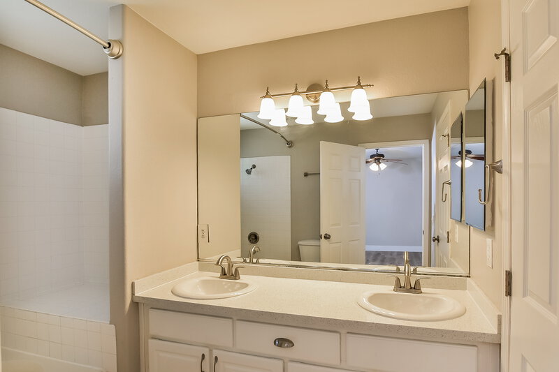 2,320/Mo, 9854 Silver Chaps Ct Las Vegas, NV 89183 Main Bathroom View