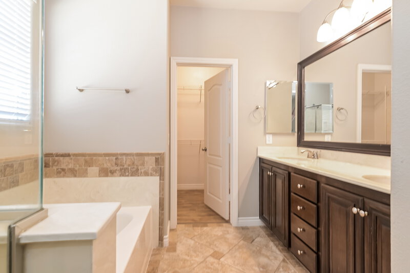 2,220/Mo, 1217 Grove Park St Henderson, NV 89002 Main Bathroom View