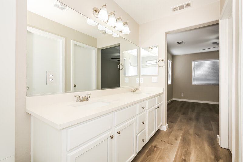 1,725/Mo, 2519 Lord Orville Ct North Las Vegas, NV 89031 Main Bathroom View