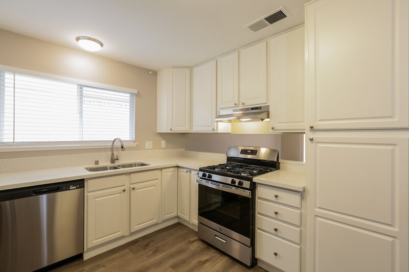 2,285/Mo, 8116 Eginton Ave Las Vegas, NV 89145 Kitchen View 2