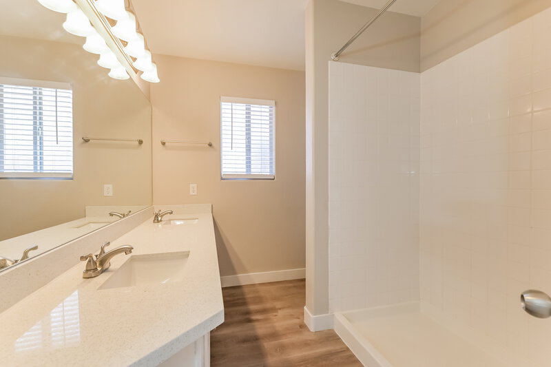 2,210/Mo, 456 Palegold St Henderson, NV 89012 Main Bathroom View