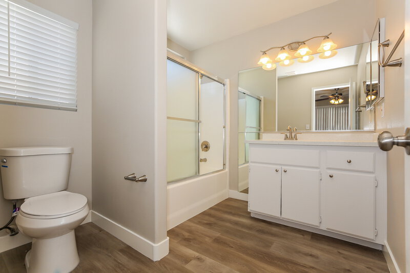 1,980/Mo, 5435 Coleman St North Las Vegas, NV 89031 Main Bathroom View