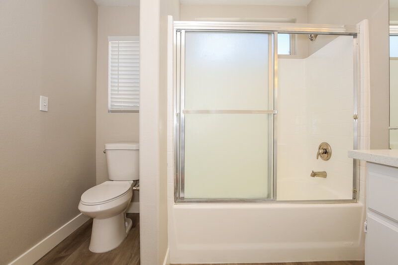 1,980/Mo, 5435 Coleman St North Las Vegas, NV 89031 Main Bathroom View 2