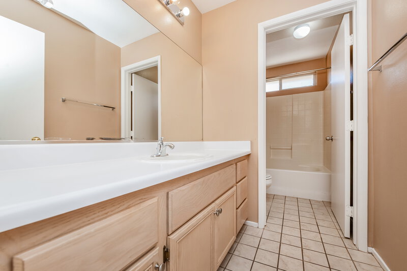 2,300/Mo, 7537 Flat Rock St Las Vegas, NV 89131 Bathroom View