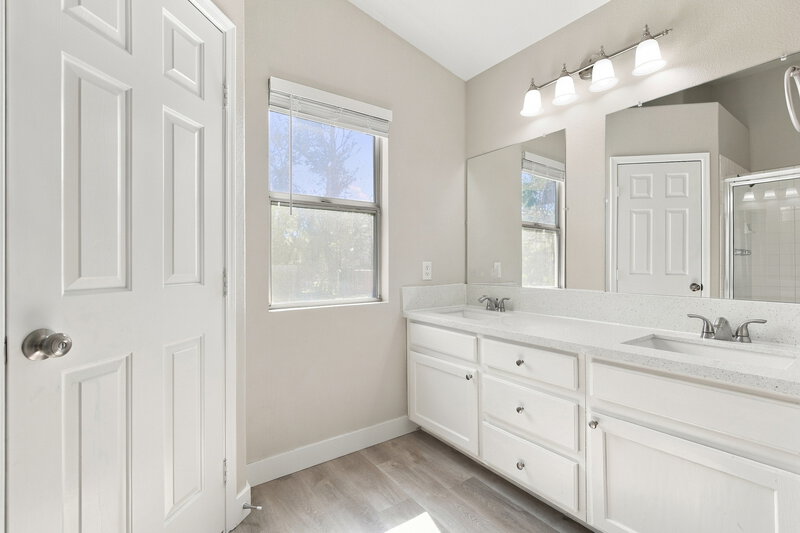 2,215/Mo, 7017 Desert Clover Ct Las Vegas, NV 89129 Primary Bathroom View