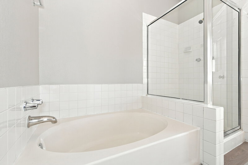 2,215/Mo, 7017 Desert Clover Ct Las Vegas, NV 89129 Primary Bathroom View 2