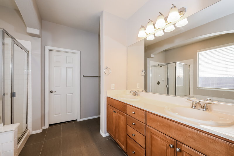 2,190/Mo, 9413 Andesite Hollow Ct Las Vegas, NV 89178 Main Bathroom View