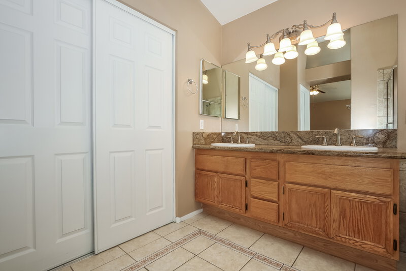 2,130/Mo, 1815 Desert Sage Ave North Las Vegas, NV 89031 Main Bathroom View