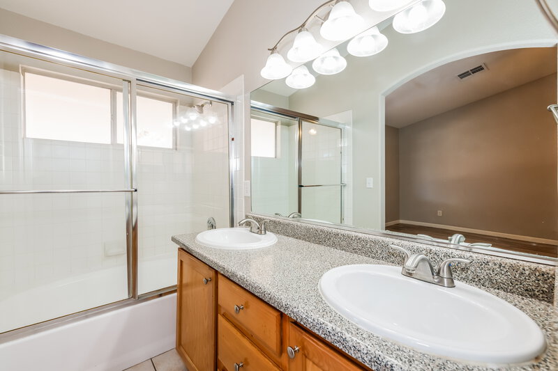 1,970/Mo, 420 Pumpkin Way Henderson, NV 89015 Main Bathroom View