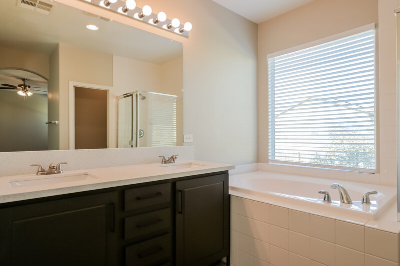 2,505/Mo, 4420 E Azure Ave Las Vegas, NV 89115 Main Bathroom View