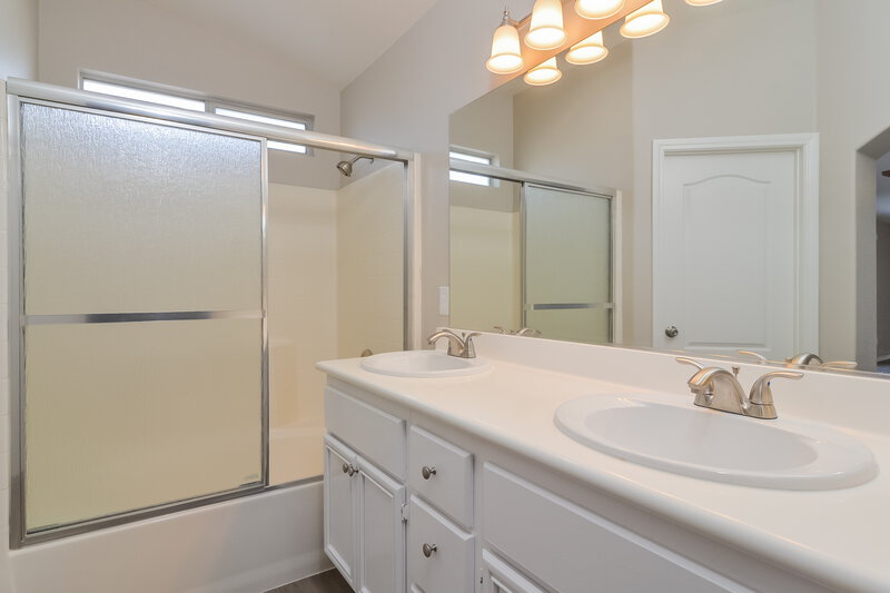 2,200/Mo, 679 Pacific Cascades Dr Henderson, NV 89012 Main Bathroom View