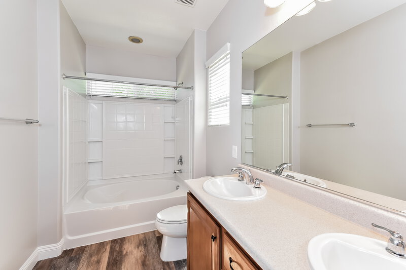 1,780/Mo, 8276 Begonia Blush Dr Las Vegas, NV 89166 Main Bathroom View