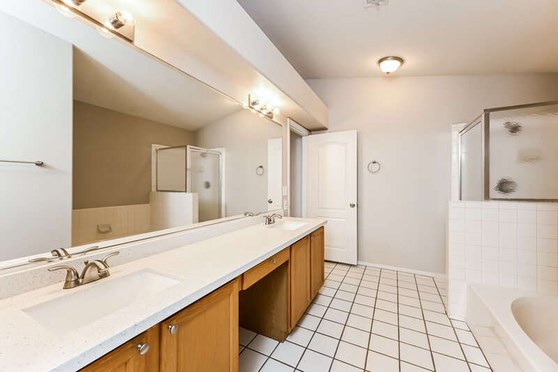 2,115/Mo, 927 River Mountain Dr Henderson, NV 89015 Main Bathroom View