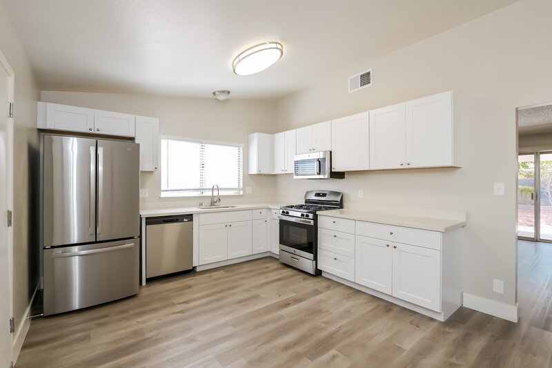 2,160/Mo, 1555 Calabria Dr Las Vegas, NV 89104 Kitchen View 2