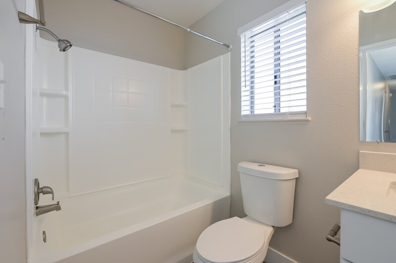 2,160/Mo, 1555 Calabria Dr Las Vegas, NV 89104 Main Bathroom View
