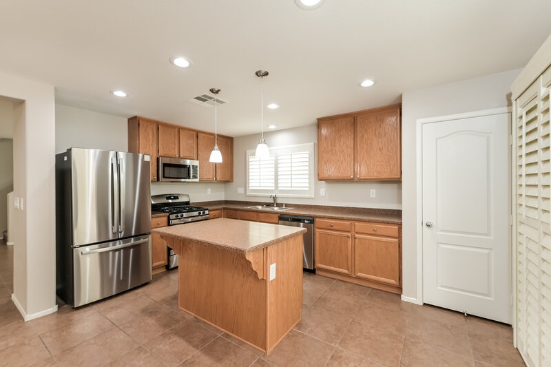 2,205/Mo, 33 Harbor Pines Ct Las Vegas, NV 89183 Kitchen View