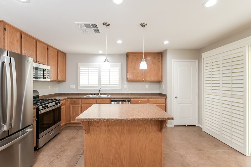 2,205/Mo, 33 Harbor Pines Ct Las Vegas, NV 89183 Kitchen View 2