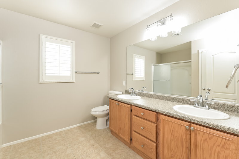 2,205/Mo, 33 Harbor Pines Ct Las Vegas, NV 89183 Main Bathroom View