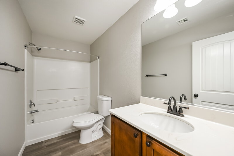 1,920/Mo, 7154 Temecula Valley Ave Las Vegas, NV 89179 Main Bathroom View