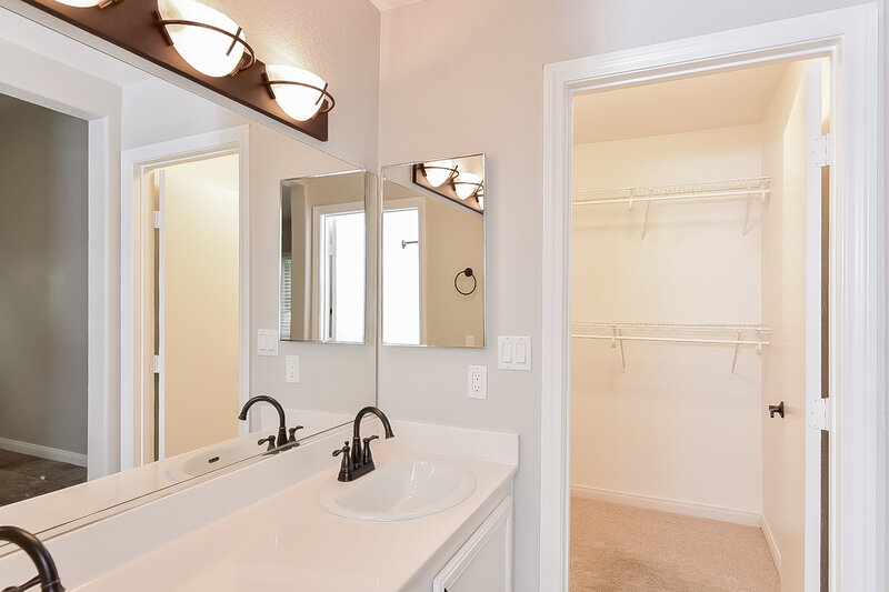 1,920/Mo, 8113 Shady Glen Ave Las Vegas, NV 89131 Main Bathroom View