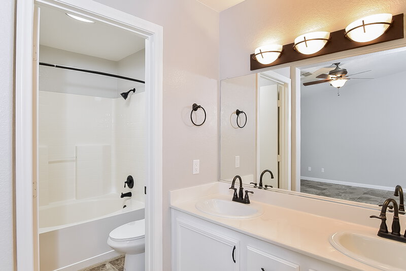 1,920/Mo, 8113 Shady Glen Ave Las Vegas, NV 89131 Bathroom View
