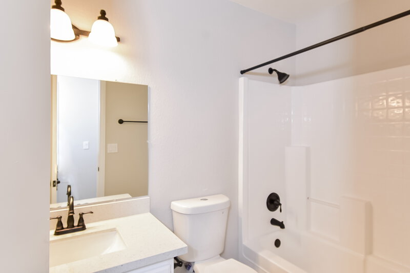 1,920/Mo, 8113 Shady Glen Ave Las Vegas, NV 89131 Bathroom View 2