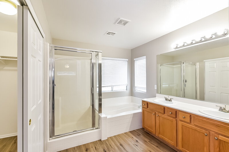 2,315/Mo, 9896 Erins Grove Ct Las Vegas, NV 89147 Main Bathroom View
