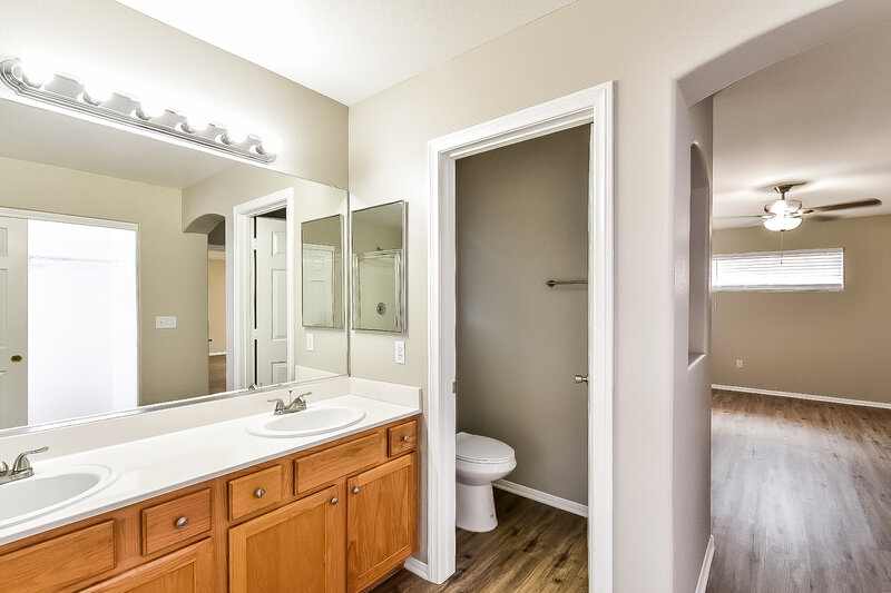 2,315/Mo, 9896 Erins Grove Ct Las Vegas, NV 89147 Main Bathroom View 2