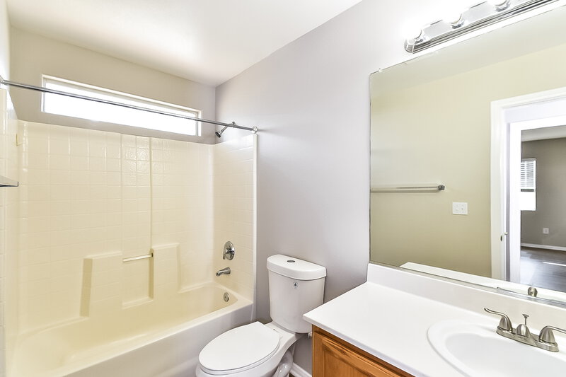 2,315/Mo, 9896 Erins Grove Ct Las Vegas, NV 89147 Bathroom View 2