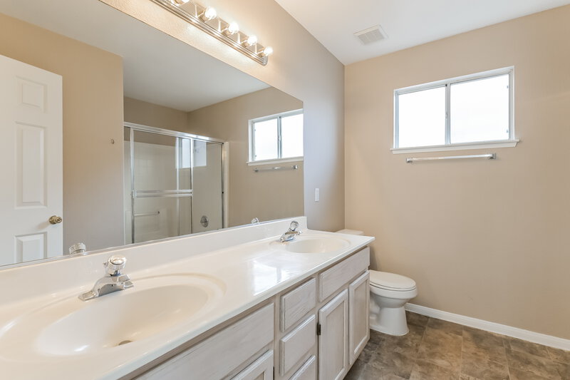 2,095/Mo, 334 Oak Canyon Dr Henderson, NV 89015 Main Bathroom View