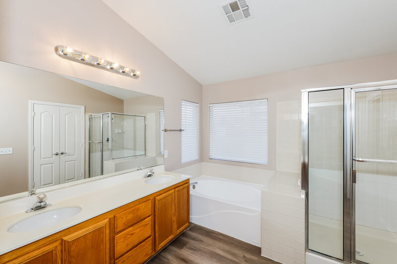 2,600/Mo, 6306 Wild Strawberry Ln Las Vegas, NV 89142 Main Bathroom View