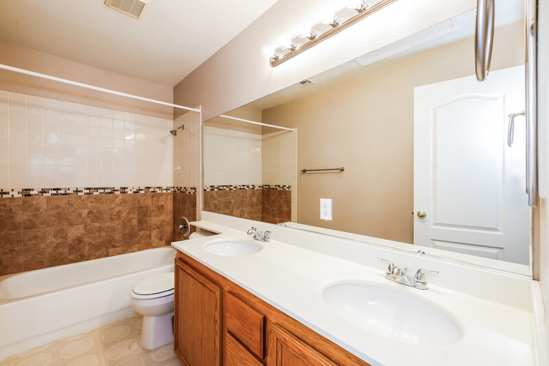 2,600/Mo, 6306 Wild Strawberry Ln Las Vegas, NV 89142 Bathroom View