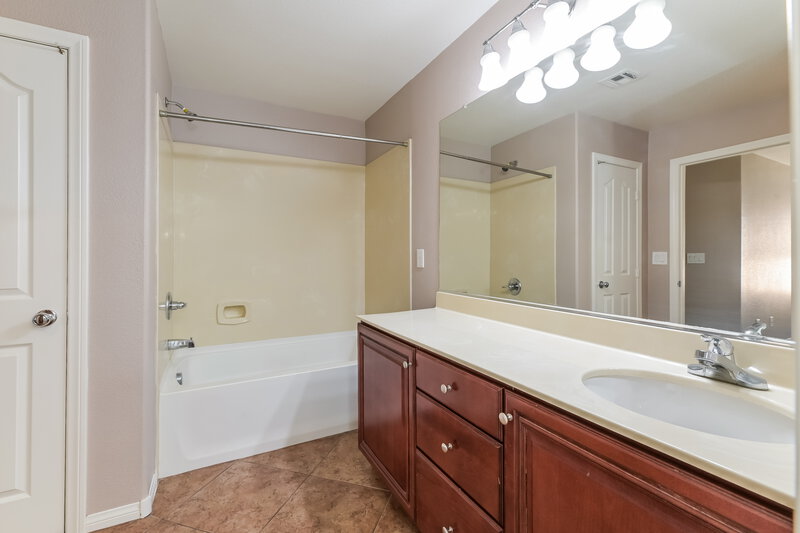2,900/Mo, 10012 Pelham Park Ave Las Vegas, NV 89148 Main Bathroom View