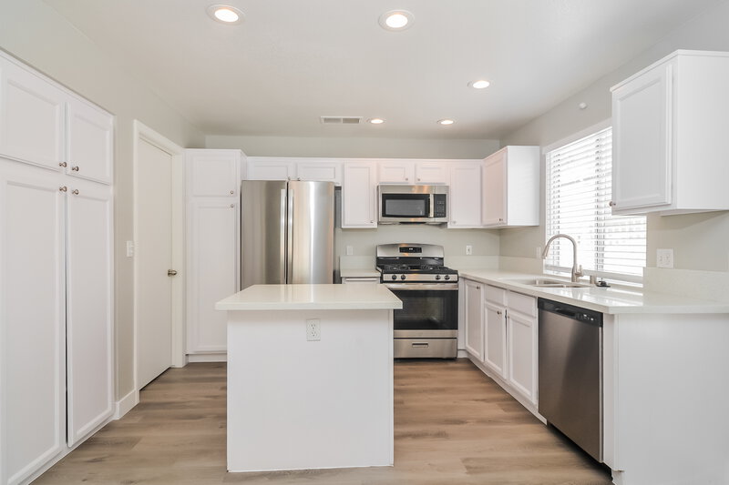 2,115/Mo, 6126 Wild Berry Dr Las Vegas, NV 89142 Kitchen View