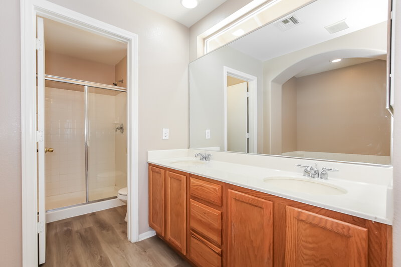 2,300/Mo, 4709 White Stork Dr North Las Vegas, NV 89084 Main Bathroom View 2