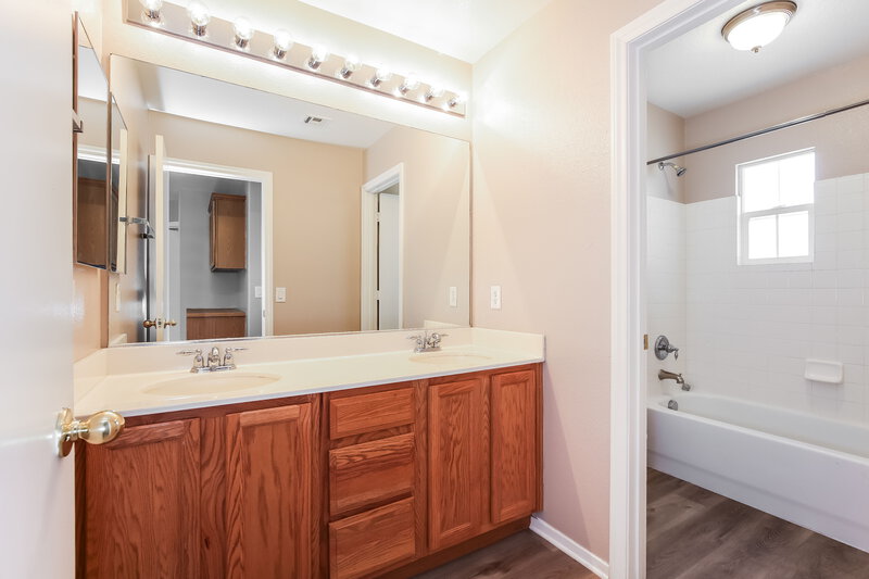 2,300/Mo, 4709 White Stork Dr North Las Vegas, NV 89084 Bathroom View