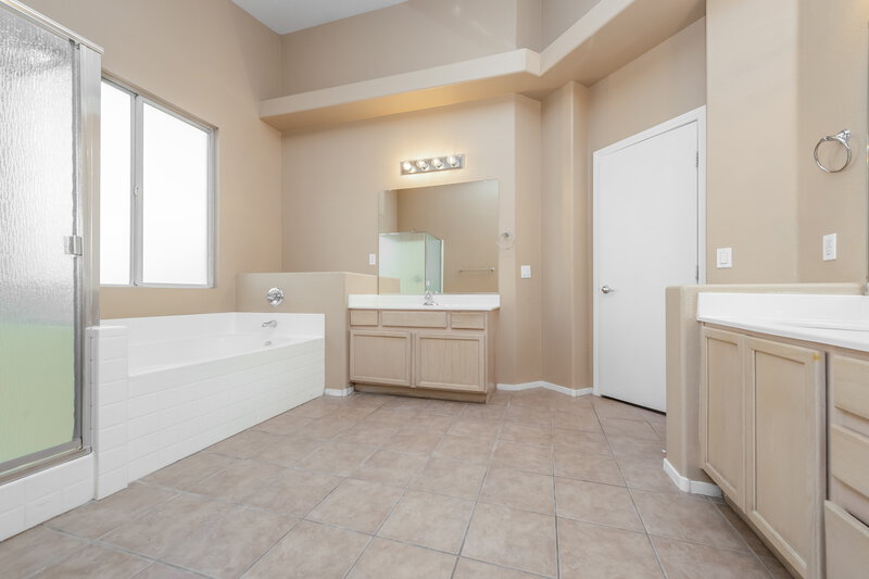 2,195/Mo, 5608 Rustic View Ct Las Vegas, NV 89131 Main Bathroom View 2