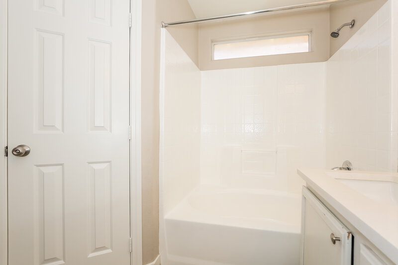 1,810/Mo, 5954 Sleepy Fawn Dr Las Vegas, NV 89142 Main Bathroom View