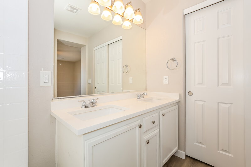 1,810/Mo, 5954 Sleepy Fawn Dr Las Vegas, NV 89142 Main Bathroom View 2