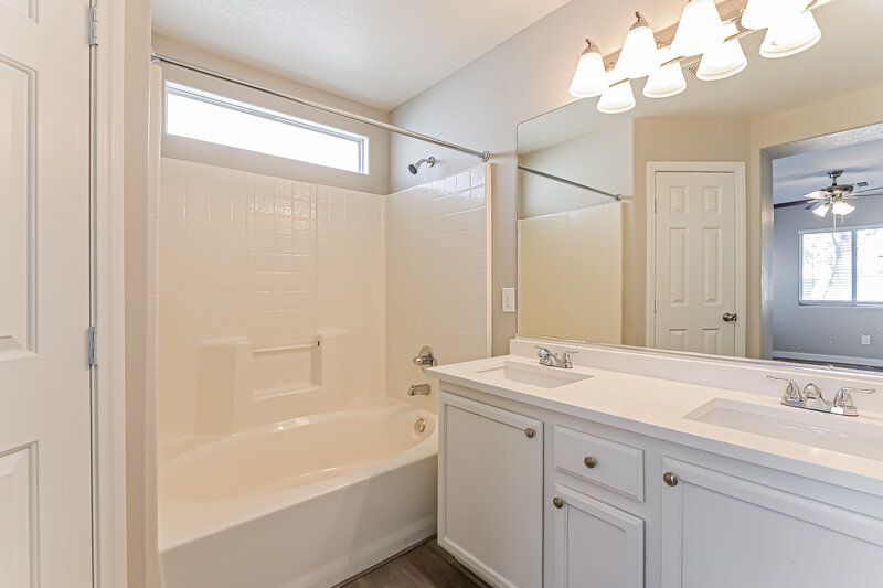 1,790/Mo, 5954 Sleepy Fawn Dr Las Vegas, NV 89142 Main Bathroom View