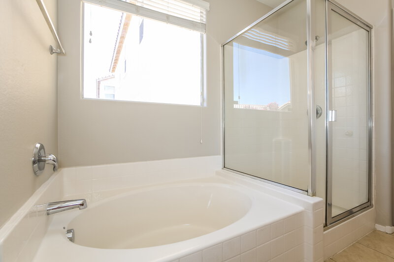 2,030/Mo, 332 Plum Horse Ave North Las Vegas, NV 89031 Main Bathroom View