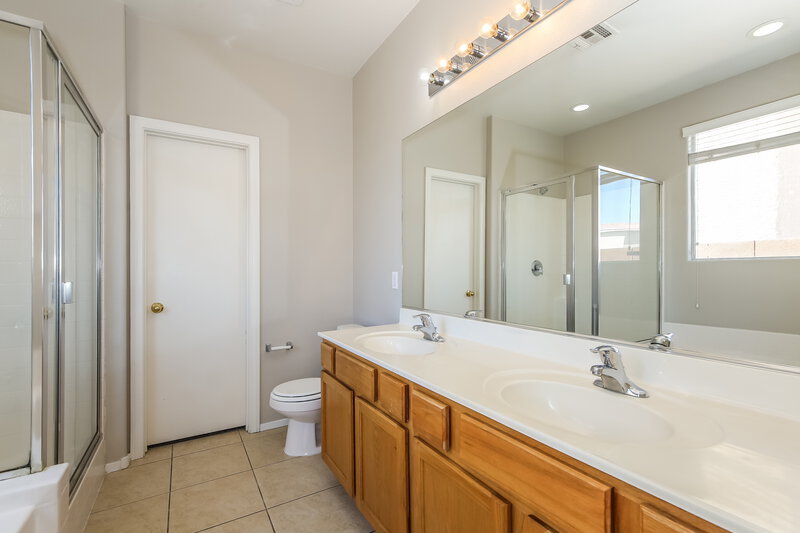 2,030/Mo, 332 Plum Horse Ave North Las Vegas, NV 89031 Main Bathroom View 2
