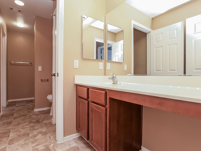 2,900/Mo, 1021 Equator Ave North Las Vegas, NV 89032 Masterbath View