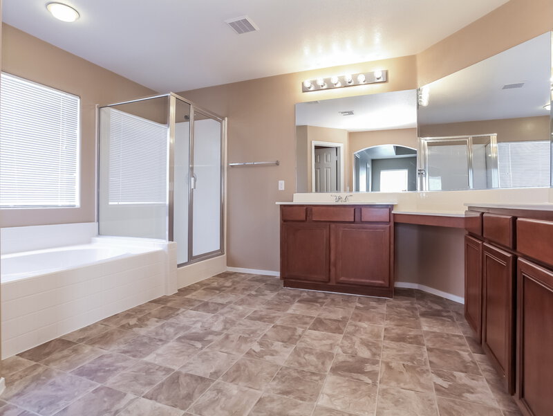 2,900/Mo, 1021 Equator Ave North Las Vegas, NV 89032 Masterbath View 2