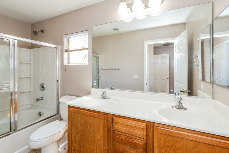 2,850/Mo, 296 Sweet Sugar Pine Dr Henderson, NV 89015 Main Bathroom View