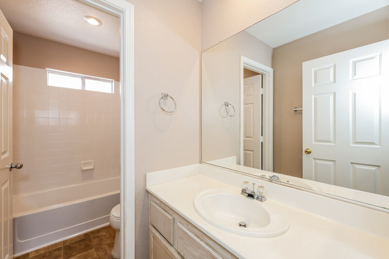 1,900/Mo, 5450 Mercantile St Las Vegas, NV 89118 Bathroom View