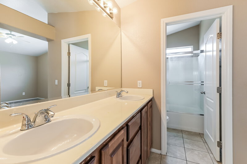 1,890/Mo, 6332 Legend Falls St North Las Vegas, NV 89081 Main Bathroom View